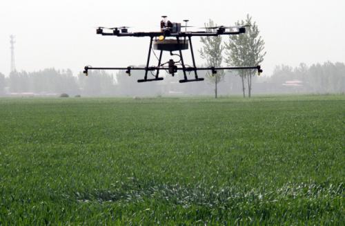 无人机喷洒农药 4小时搞定1000亩