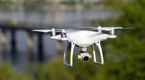 向已停产 DJI Phantom 4 致敬，外国网店制图解构内部乾坤