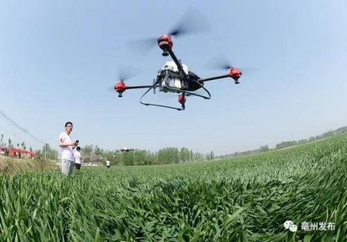 亳州：无人机喷农药 防治小麦病虫害