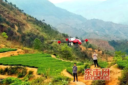 华安首次实现使用无人机进行喷洒作业