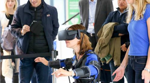 这种外骨骼设备可以让你变成鸟，用身体控制无人机飞行