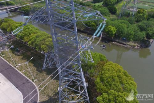 激光炮、喷火无人机 "搞定"挂在电线上的风筝