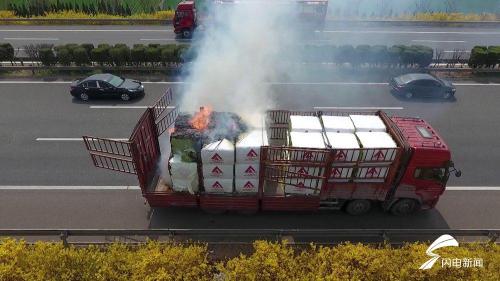 潍坊：无人机演练巧遇货车起火 交警消防合力救援避惨剧