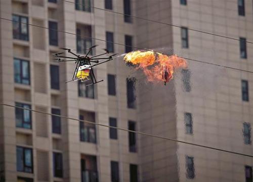 武汉女子无人机飞行队操纵无人机喷火除险情