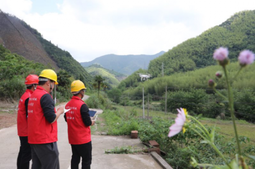 提高线路巡视效率 横峰县供电公司开展无人机巡线作业