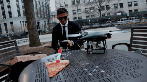Casey Neistat 又用航拍机创新作！空投 Pizza﹐你见过吗？