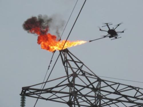 玉林供电局首次使用新型喷火无人机消除隐患