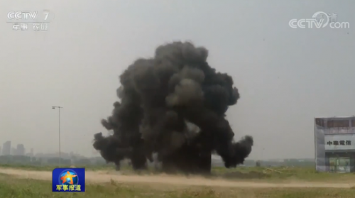 陆军防化部队训练无人机轰炸 画面现台广告牌