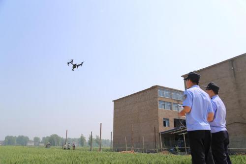 颍上县古城镇利用"高清无人机"开展踏查罂粟行