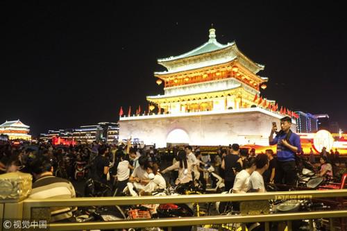 西安无人机秀吸引数万观众 南门钟楼成人海