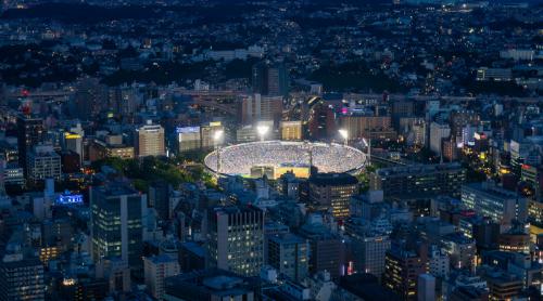 无人机编队穿梭棒球赛事开幕式，Sky Magic 再创动人天际汇演