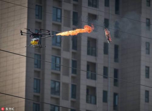 无人机会喷火！女子飞行队消除高压线上异物保障电网安全