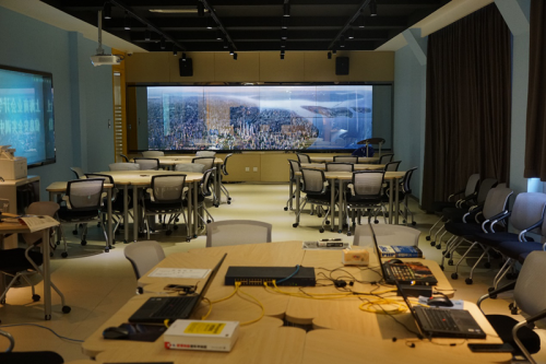 这所学校不仅开设了VR、AR课程，还教三维建模、无人机……