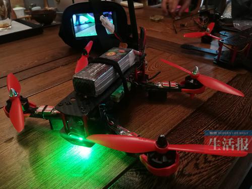 "胆小鬼"玩无人机变自信 她穿旗袍玩"空中F1"