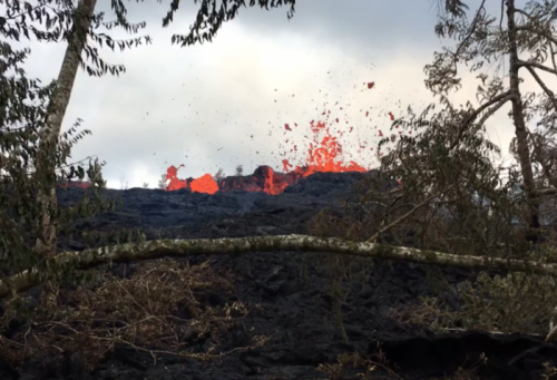 无人机视频显示夏威夷火山的破坏性熔岩流