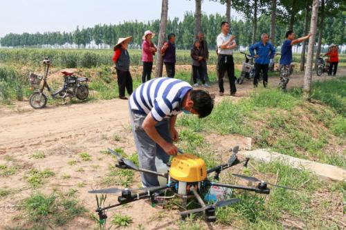 曲阜王庄镇无人机助力小麦“一喷三防”保丰收