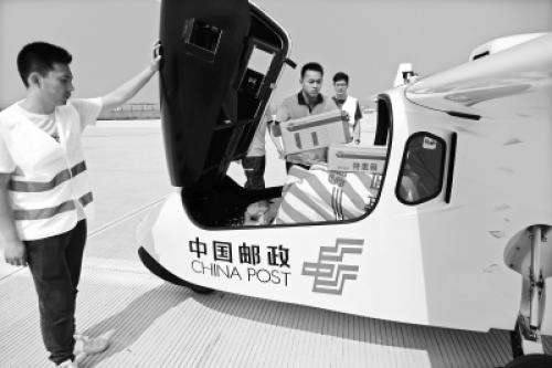 能在水面平稳降落，最多可装250公斤快递——邮政水陆无人机在鄂试飞成功