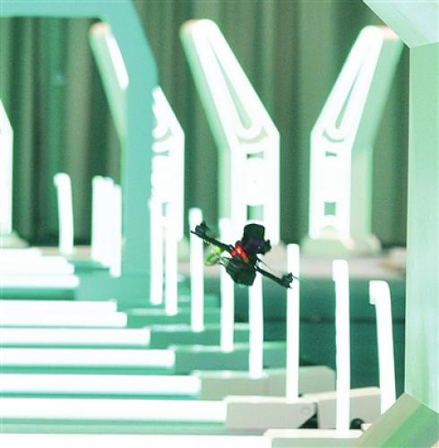 穿“龙门”玩“飘移” 空中高速上的较量