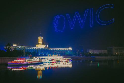 无人机编组表演海鸥飞越“天津之眼”摩天轮