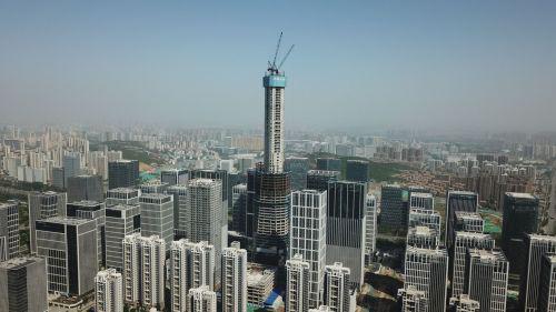 济南新晋第一高已破306米，无人机带你领略其雄姿