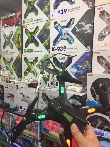 玩具无人机旋转螺旋桨威力有多大？ 记者试验：瞬间打爆鸡蛋