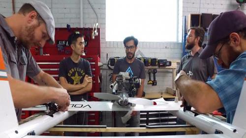 这些无人机可以将20磅重的货物拖到500英里外，并在一个移动的目标上着陆