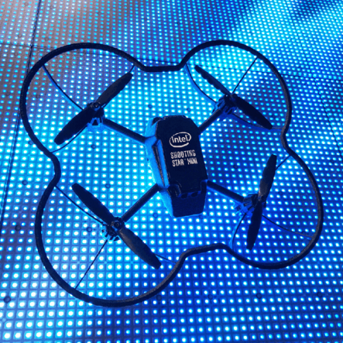 985 架无人机首次绘制出了《时代周刊》封面