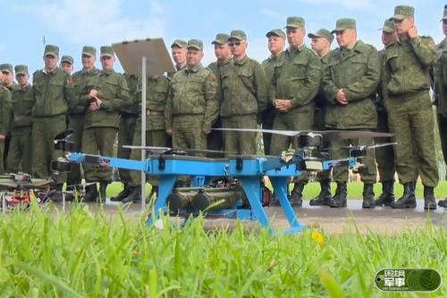 会飞的RPG！无人机带着火箭筒上天威力十足