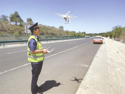 赤峰：无人机助力路政排查安全隐患