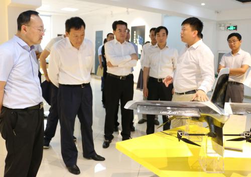 辽宁省副省长崔枫林一行莅临无距科技调研指导