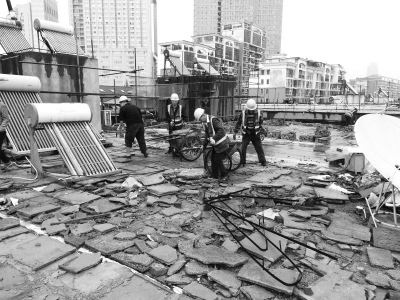 无人机侦察，屋顶“脏乱差”现形