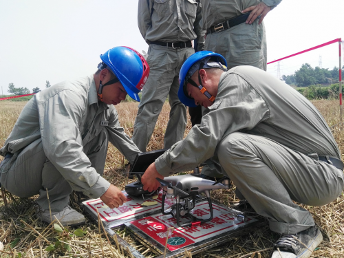 襄阳丨供电检修首次利用无人机实现高压线带电维修