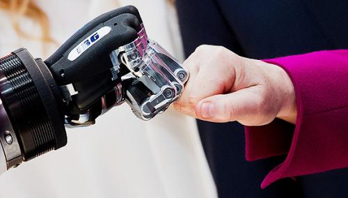 装上AI大脑的无人机：人群中谁有暴力行为，它可精准识别