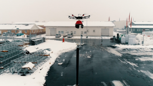 瑞典电灯公司改装 DJI Matrice 无人机代工人换街灯