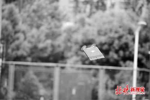 北航大学生研发“红海行动”式无人机 书本大小放手就飞