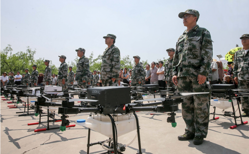 运城：稷山县无人机助阵农林业 喷洒农药展现高科技