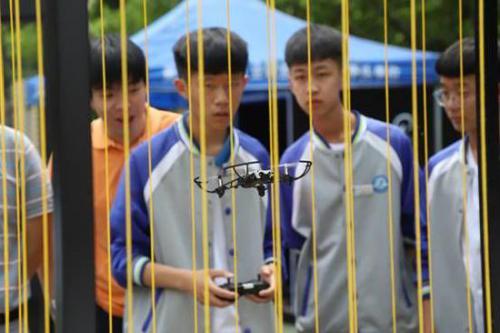 无人机城市挑战赛空降青岛 新玩法带来别样精彩