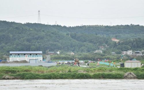 四川一水库放水致122名工人被困岛上 或空投物资