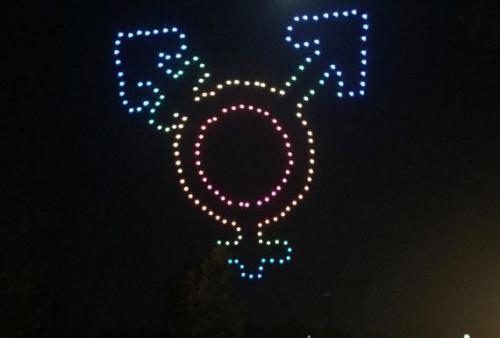 为庆祝LGBTQ骄傲活动 英特尔的无人机队点亮夜空