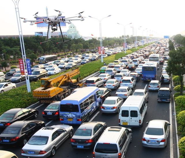 铜陵市高速交警首次尝试 无人机监控高速路面交通状况