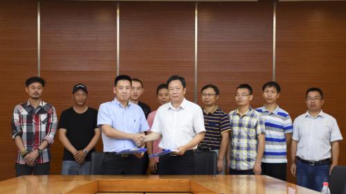 重庆工程职业技术学院与重庆飞狐航空科技有限公司签订校企合作协议