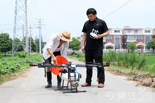 无人机干起了农药喷洒的活 一小时可喷洒60亩地