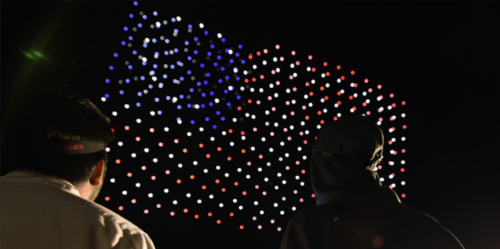 500 无人机空军基地上空舞动，取代美国国庆烟火表演