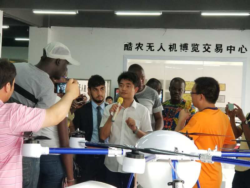 “科技无国界”-15国友人组团赴深圳中粮机器人产业园考察