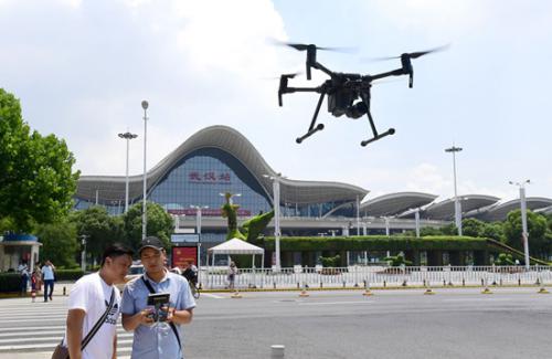 为提升军运会市容环境，洪山城管无人机航拍“找茬”