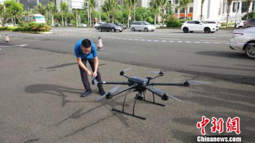 海口警方首次使用无人机“电子警察”巡查路况