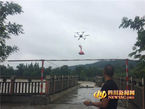 砂船撞断大桥村民受困 射洪用无人机投放食物和水