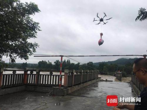 河中孤岛上两婴儿断粮 无人机空运奶粉