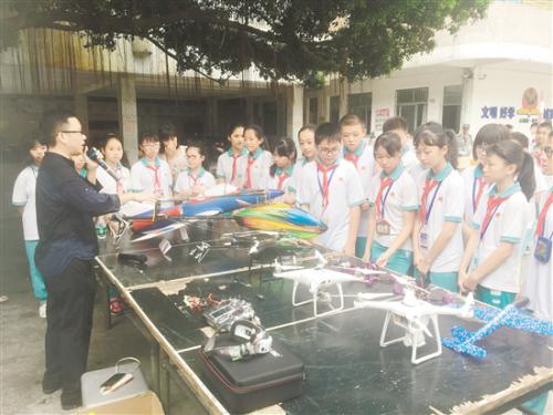 多部门联合开展科普校园行活动 无人机表演让学生大开眼界