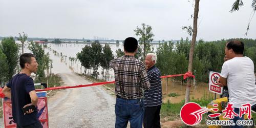 用无人机追赶过境洪峰 用红塑料袋拉起临时“警戒线”